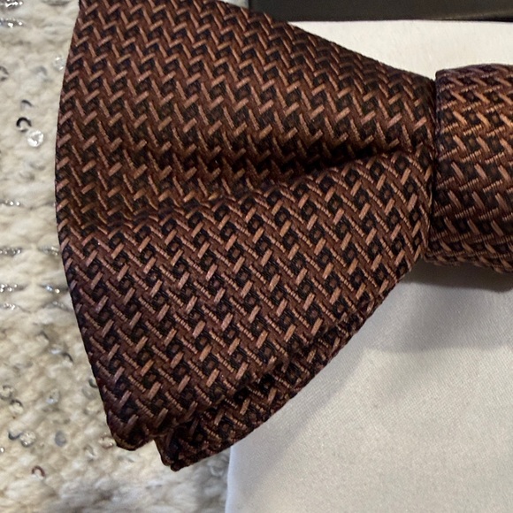 Alfani Burgundy Bow Tie with White Pocket Square - Picture 4 of 5